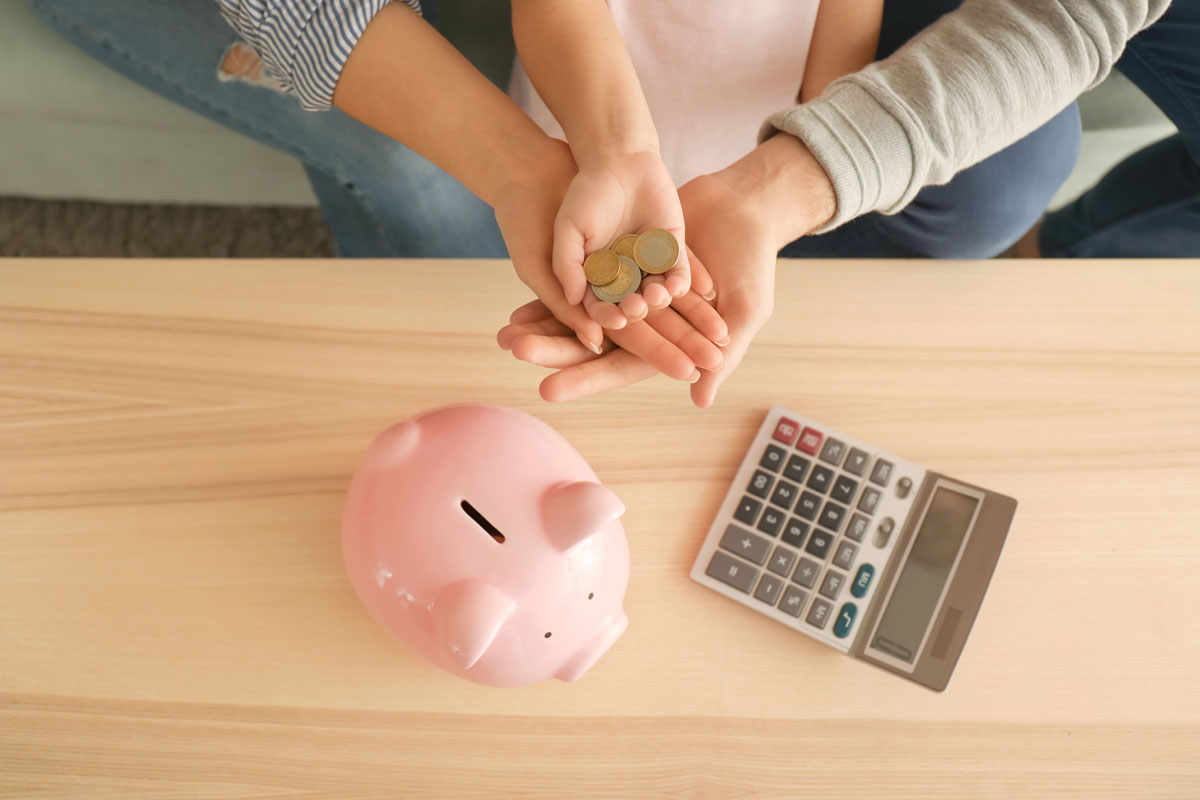 Família planejando orçamento doméstico - estratégias para organizar finanças pessoais